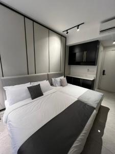 クアラルンプールにあるBukit Bintang Axon Residences 3R2B 3Queens Bedsの広い部屋の大きな白いベッド