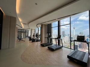 クアラルンプールにあるBukit Bintang Axon Residences 3R2B 3Queens Bedsの市街の景色を望むジム(エクササイズ機器付)