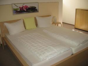 מיטה או מיטות בחדר ב-Reischacher Hof