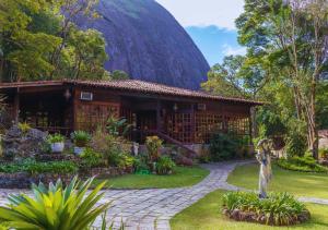 una casa en un jardín con una cúpula en el fondo en Kastel Pedra Bonita, en Petrópolis