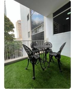 um pátio com 4 cadeiras e uma mesa na varanda em Renewed apt in Altamira, the heart of Caracas em Caracas
