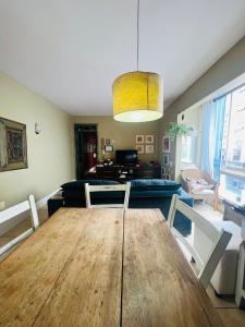 a living room with a wooden table and a couch at Apartamento com localização fantástica na praia de Balneário Camboriú in Balneário Camboriú +6 photos