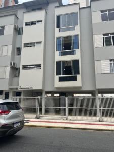 a car parked in front of a building at Apartamento com localização fantástica na praia de Balneário Camboriú in Balneário Camboriú
