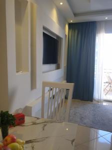 mesa de comedor con silla y TV en Sharm Hills, en Sharm El Sheikh
