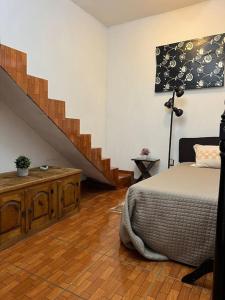 - une chambre avec un lit et un escalier dans l'établissement Caza en zona residencial, à Uruapan del Progreso