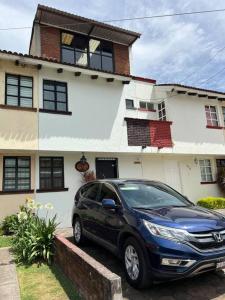 a black car parked in front of a house at Caza en zona residencial in Uruapan del Progreso