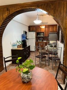 - une cuisine et une salle à manger avec une table et des chaises dans l'établissement Caza en zona residencial, à Uruapan del Progreso