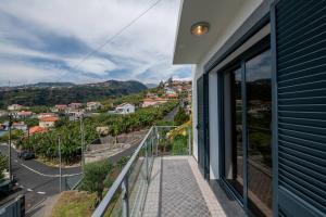 Un balcón con vista a una ciudad en Luxury Haven: Heated Pool, AC & Sun, en Ponta do Sol