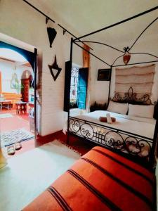 1 Schlafzimmer mit 2 Betten in einem Zimmer in der Unterkunft riad cherif in Marrakesch
