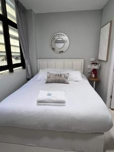 Postel nebo postele na pokoji v ubytování Luna hotel สถานีดอนเมือง