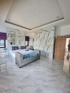 a bedroom with a large bed with marble walls at Lee Pool Villa 39 ใกล้ทะเล ส่วนตัว in Jomtien Beach