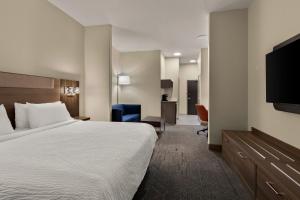 Habitación de hotel con cama y TV de pantalla plana. en Holiday Inn Express Hotel & Suites Oklahoma City Northwest, an IHG Hotel, en Oklahoma City