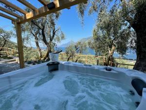 a jacuzzi tub with a view of the water at BB Kasa Katia in Malcesine