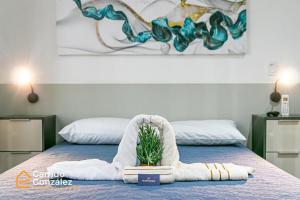 um quarto com uma cama com uma planta em Novo e Contemporâneo Studio no Centro-RJ/Com Ar no Rio de Janeiro