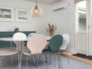 Un comedor con una mesa y sillas blancas. en 6 person holiday home in Haderslev-By Traum, en Haderslev 44 fotos más