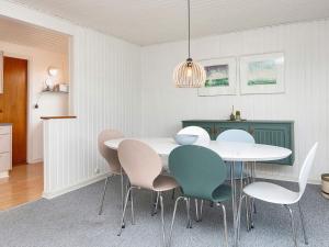 Un comedor con una mesa y sillas blancas. en 6 person holiday home in Haderslev-By Traum, en Haderslev