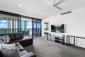 een woonkamer met een bank en een tafel bij Converted Two Bedroom Apartments at Circle on Cavill - Self Contained, Privately Managed in Gold Coast