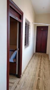 Habitación con puerta a una habitación con cama en L OCEAN GUEST HOUSE en Pondicherry