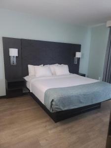 Кровать или кровати в номере Ocean Reef Suites