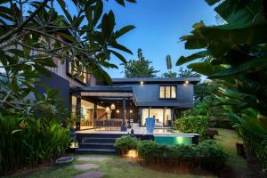 a house with a swimming pool in the yard at Gorgeous Villa Fizia in Bingin Center in Uluwatu