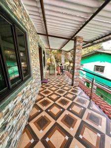 un patio con pavimento piastrellato in un edificio di Homestay 2 bhk near beach ad Alibaug