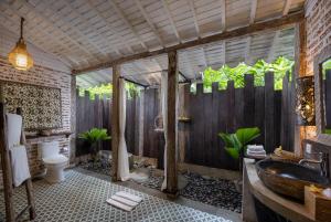 Phòng tắm tại Pramana Giri Kusuma