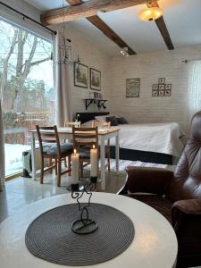 een woonkamer met een tafel en een bed bij Marmorcafets B&B in Kolmården