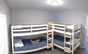 Divstāvu gulta vai divstāvu gultas numurā naktsmītnē Woodland Chalet by AvantStay Deck Lake Access