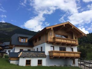 una casa con balcones de madera en un lateral en Reiter- und Feriengut Suassbauer en St. Wolfgang