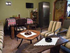 a living room with a table and chairs at Rancho i Vancho na Kata in Omorani