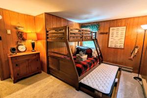 een kamer met een stapelbed in een kamer bij Harmony Cottage by AvantStay Lake Access Hot Tub Fire Pit Game Room in Lake Harmony