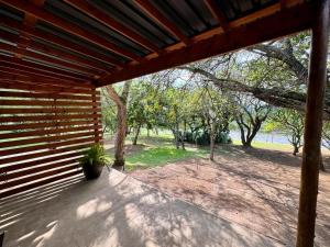 eine Holzveranda mit Parkblick in der Unterkunft Rhino Valley in Nelspruit