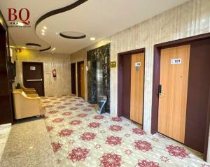 un pasillo de un hotel con suelo de baldosa en البندقية للأجنحة الفندقية بريدة BQ hotel suites en Buraidah
