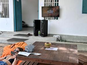 TV a/nebo společenská místnost v ubytování Hangover Hostels Arugam Bay + 37 fotografií