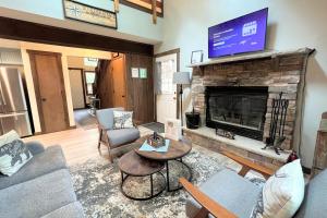 Il comprend un salon avec une cheminée et une télévision. dans l'établissement Boulder Pointe by AvantStay Deck Forest Views Boulder Lake Club Passes, à Lake Harmony