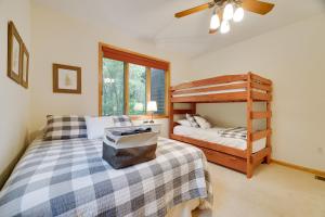 1 dormitorio con 2 camas y 1 litera de madera en Elk Hollow by AvantStay Lakefront Chalet w Game Room Fire Pit, en Blakeslee