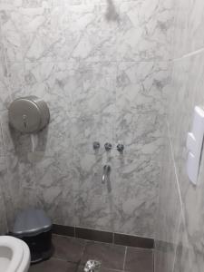 een badkamer met een marmeren douche en een toilet bij La Casita Quincho in González Catán