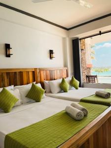 Postel nebo postele na pokoji v ubytování Coral Beach Hotel