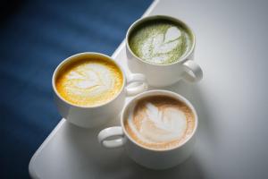 Grand CaymanHotel Indigo Grand Cayman by IHG的盘子里放两杯咖啡