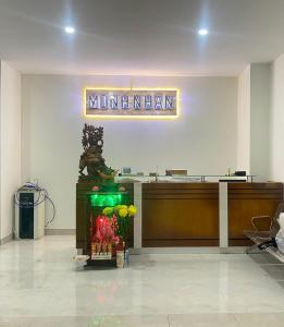 a lobby with a miami sign on the wall at Khách sạn Minh Nhân in Vung Tau