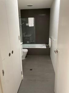Bilik mandi di McCrae Beach Front Villa Unit 1