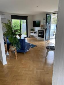 Televisyen dan/atau pusat hiburan di McCrae Beach Front Villa Unit 1
