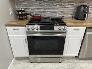 Billede fra billedgalleriet på Modern Queen Room Near EWR i Elizabeth