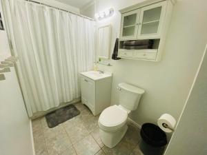W łazience znajduje się biała toaleta i prysznic. w obiekcie Munoz Home w mieście Yuma