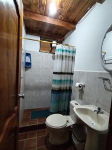 łazienka z toaletą i umywalką w obiekcie Quinta Nairobi w mieście Pedro Vicente Maldonado