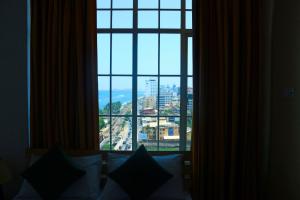 una ventana con vistas a la ciudad desde una habitación de hotel en Global Towers Hotel & Apartments, en Colombo