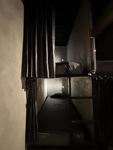 Cilacap Guest House في سيلاكاب: سريرين بطابقين في غرفة مظلمة