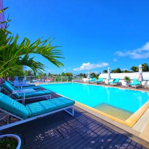 Bazén v ubytování The Tides Hotel Boracay nebo v jeho okolí