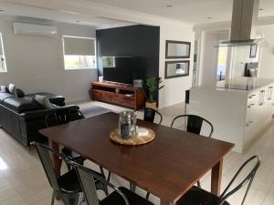Ruby Tuesday - Little Beach House的休息区