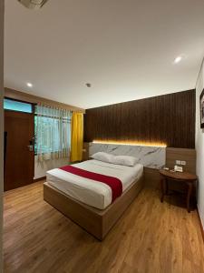duża sypialnia z dużym łóżkiem i stołem w obiekcie Sukajadi Hotel, Convention and Gallery w mieście Bandung